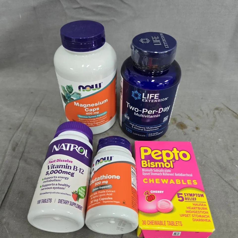 APPROXIMATELY 15 ASSORTED VITAMIN/HEALTH AID PRODUCTS TO INCLUDE PEPTO MISMOL, MAGNESIUM CAPS, VITAMIN B-12 ETC 