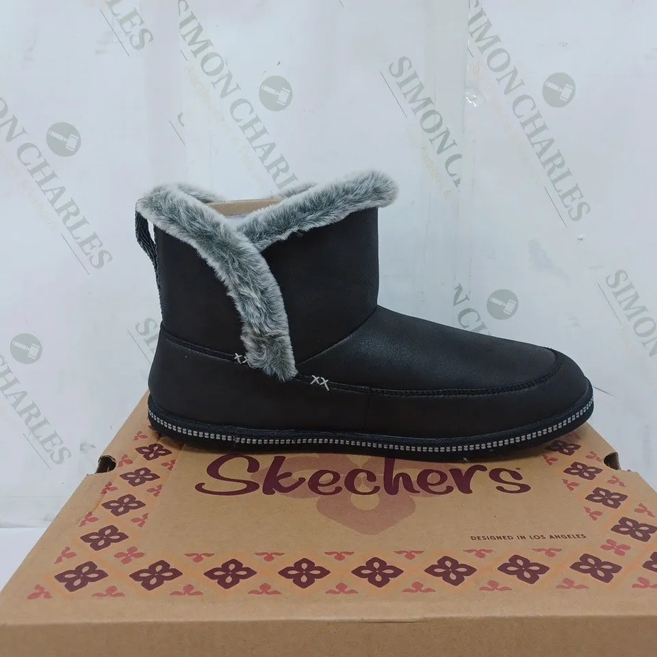 BOXED PAIR OF SKECHERS COZY CAMPFIRE SLIPPER BOOTS IN BLACK SIZE 8