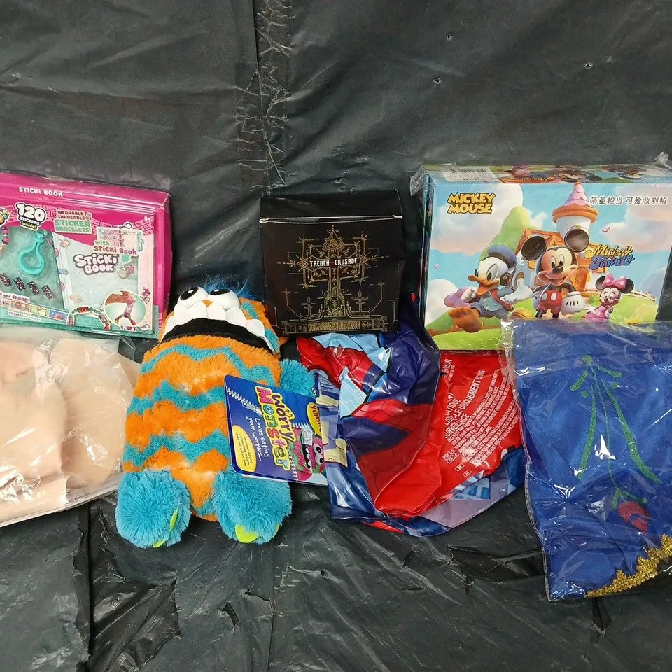 LARGE QUANTITY OF ASSORTED TOYS AND GAMES TO INCLUDE - STITCH PLUSH, FUN WITH GEARS, AND MAX ROCKS FLASH CARDS ETC. 