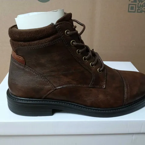 BOXED PAIR OF BUSINESS CLASS MENS BROWN LEATHER BOOTS - UK SIZE 8