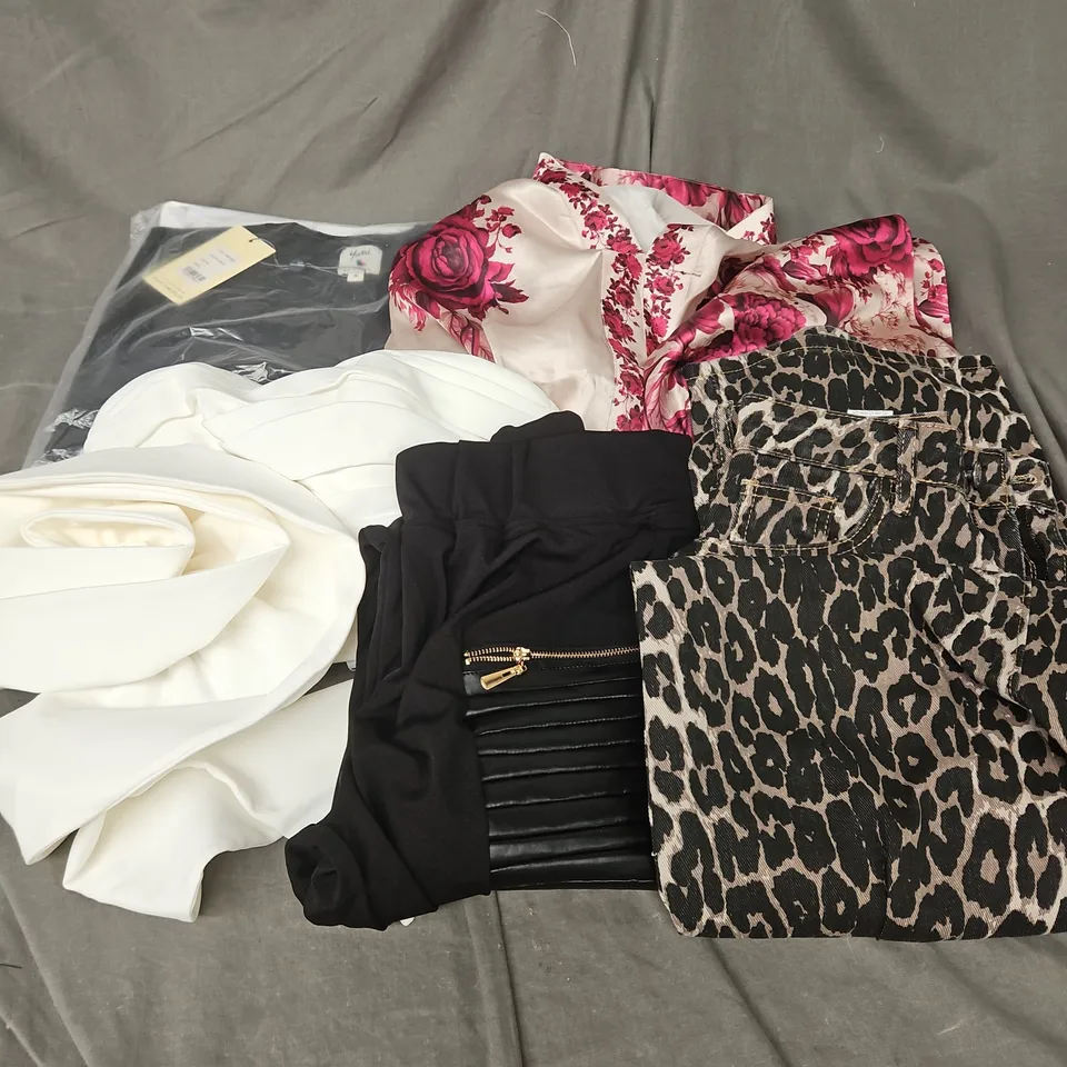 BOX OF APPROXIMATELY 20 ASSORTED CLOTHING ITEMS TO INCLUDE DRESS, TOPS, TROUSERS, ETC