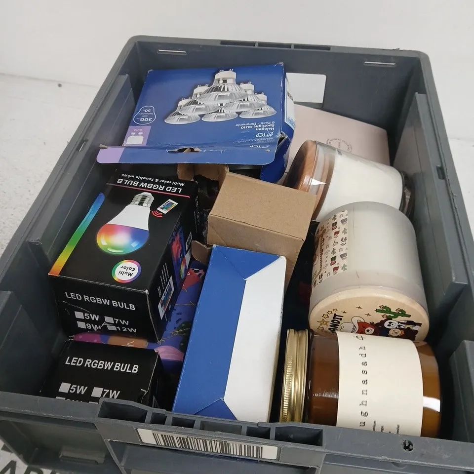 BOX OF APPROXIMATELY 20 MIXED ITEMS INCLUDING CANDLES, LIGHTING ETC.