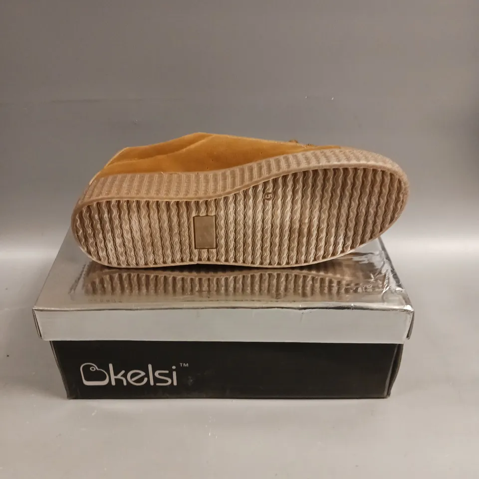 BOXED PAIR OF BKELSI Y118 WEDGE TRAINERS IN CAMEL - 5