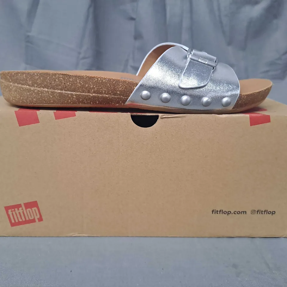 BOXED PAIR OF FITFLOP IQUSHION ADJUSTABLE BUCKLE SLIDERS IN METALLIC SILVER UK SIZE 5