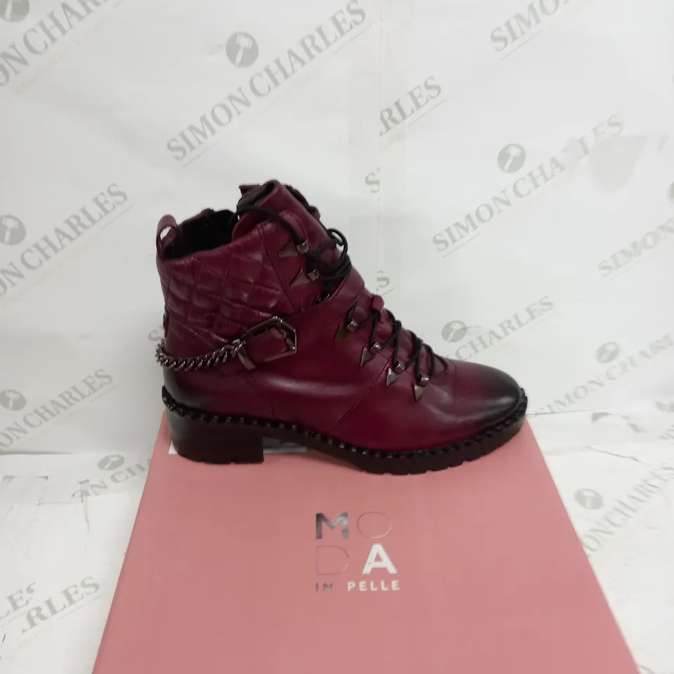 BOXED MODA IN PELLE ARANIE BURGUNDY LEATHER QUILTED CHAIN LACED HIKER BOOT SIZE 7 