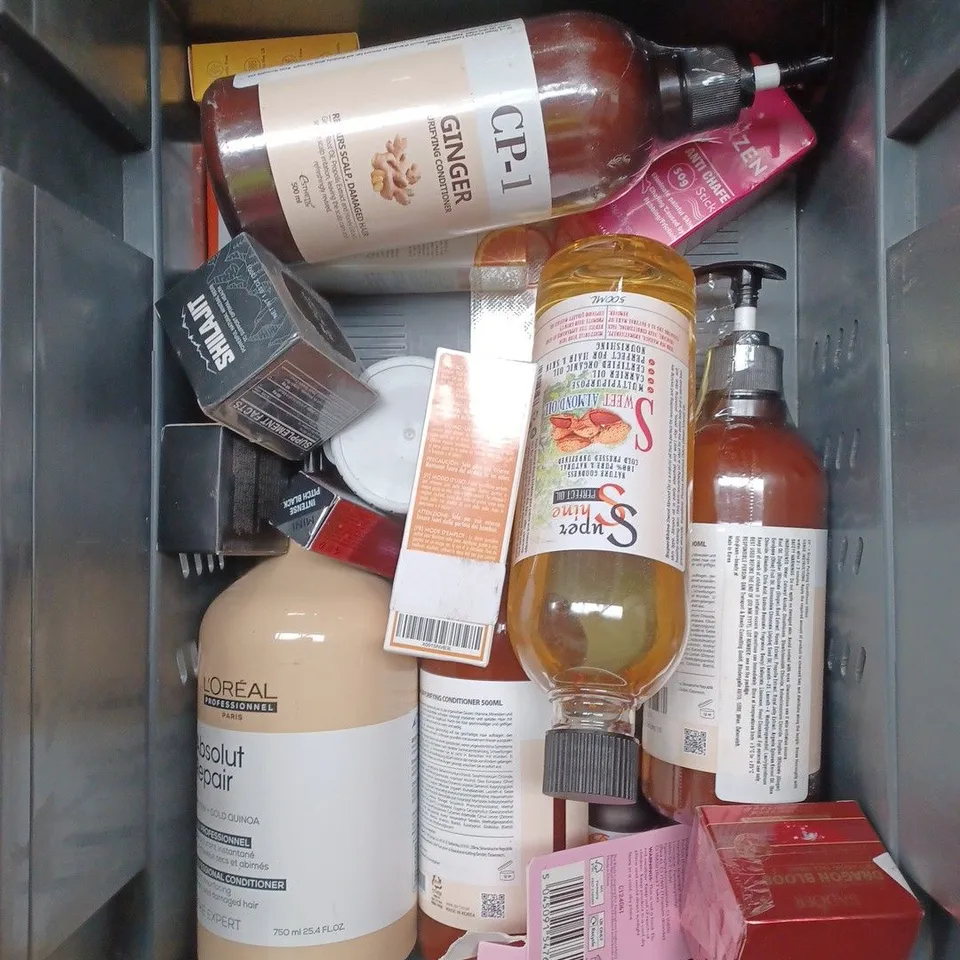 APPROXIMATELY 20 ASSORTED COSMETIC PRODUCTS TO INCLUDE CAPASAL THERAPEUTIC SHAMPOO, SIMPLE CLEANSING WIPES AND SANEX ROLL ON DEODORANT