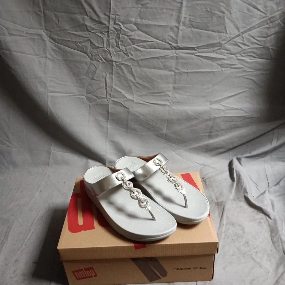 FITFLOP FINO SPARKLE TOE-THONGS – SILVER, UK 8 (US 10 / EU 42)