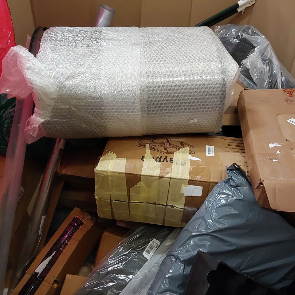 PALLET OF ASSORTED ITEMS INCLUDING: BABY PLAY PENS, DOCKATOT BABY LOUNGER ECT