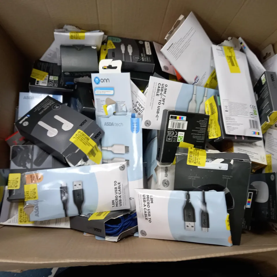 BOX OF APPROXIMATELY 30 ASSORTED ELECTRICALS TO INCLUDE BLACKWEB POWERBANK, RAPOO WIRED MOUSE, DAB+/FM RADIO, ETC