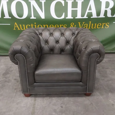 LUXURY DESIGNER CHESTERFIELD ARMCHAIR UPHOLSTERED IN GREY LEATHER