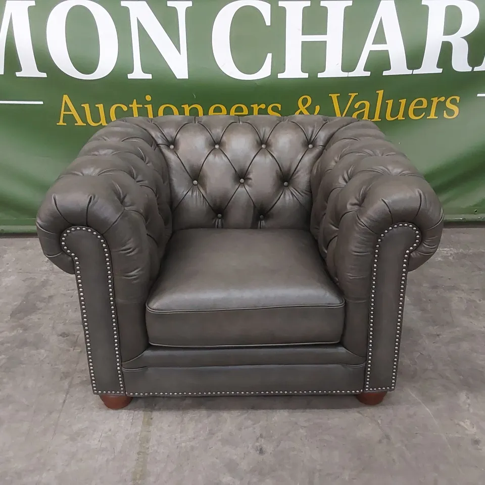 LUXURY DESIGNER CHESTERFIELD ARMCHAIR UPHOLSTERED IN GREY LEATHER
