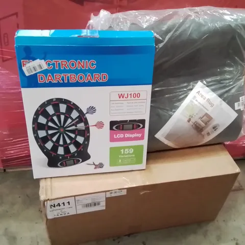PALLET OF ASSORTED HOUSEHOLD GOODS AND PRODUCTS TO INCLUDE;COMPOST PREADER, ELECTRONIC DART BOARD,AREA RUG