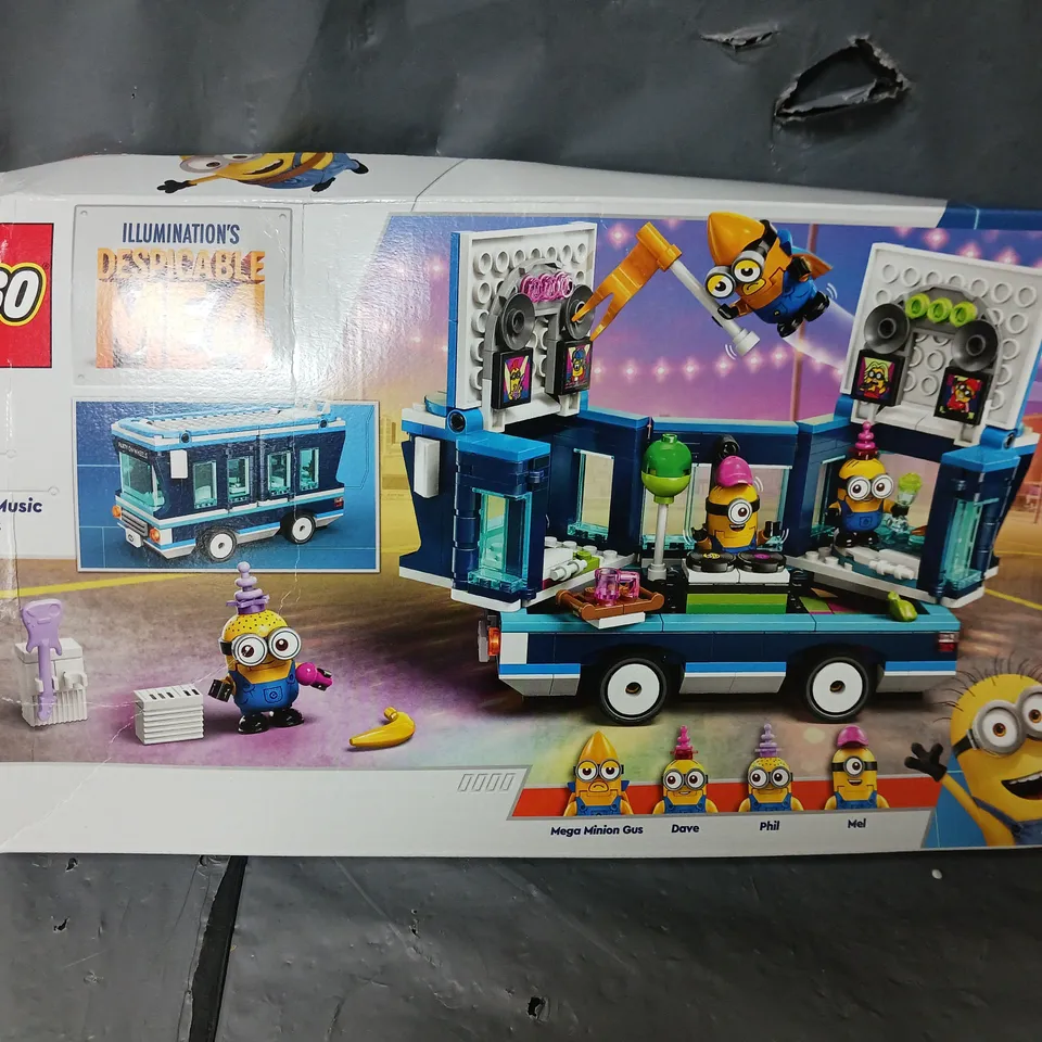 BOXED DESPICABLE ME MINIONS’ MUSIC PARTY BUS 75581