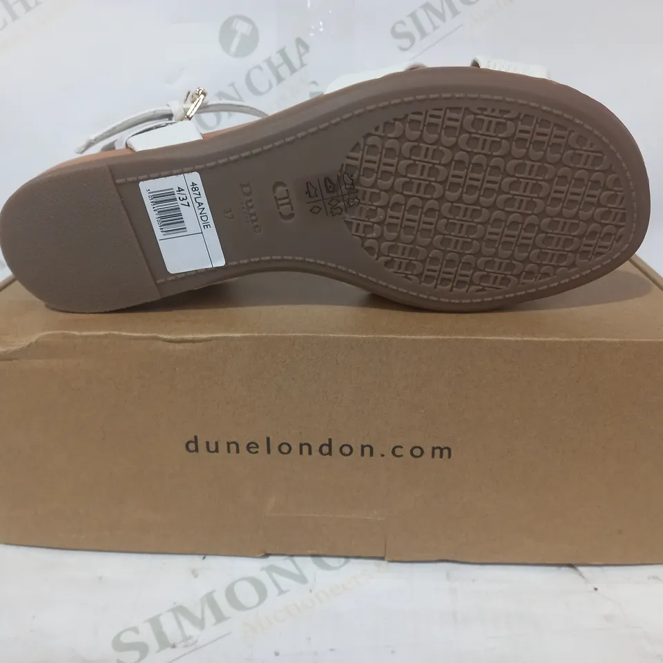 BOXED PAIR OF DUNE LONDON 487 LANDIE CROSS STRAP OPEN TOE SANDALS IN WHITE SIZE 4