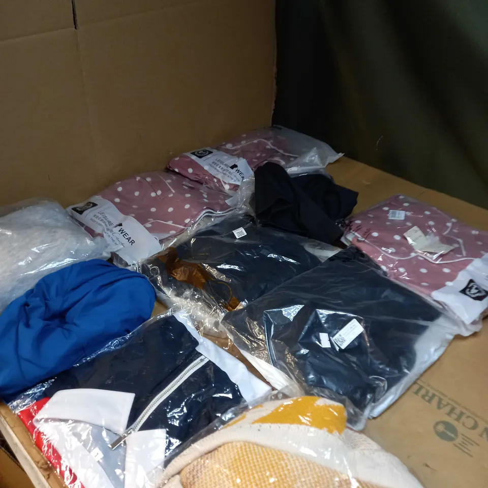 LOT OF APPROX 20 ASSORTED CLOTHING ITEMS TO INCLUDE JUMPERS, DRESSES AND T-SHIRTS