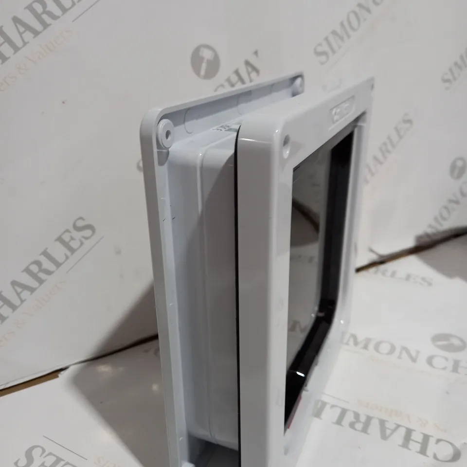 4 WAY LOCKING CAT FLAP & LINER WHITE
