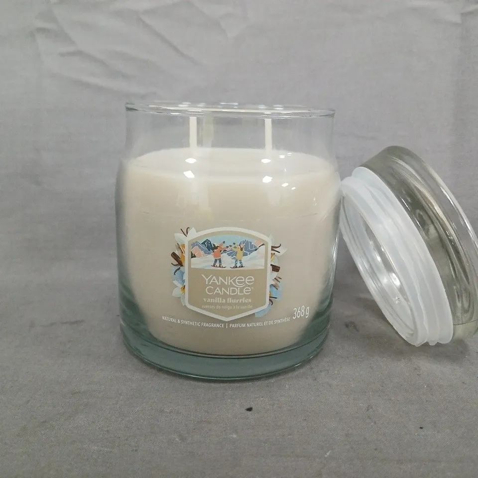 YANKEE CANDLE VANILLA FLURRIES SCENTED CANDLE