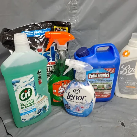 APPROXIMATELY 12 ASSORTED LIQUIDS TO INCLUDE LAUNDRY LIQUID, LENOR CREASE RELEASE, ALL PURPOSE FLOOR CLEANER, ETC - COLLECTION ONLY