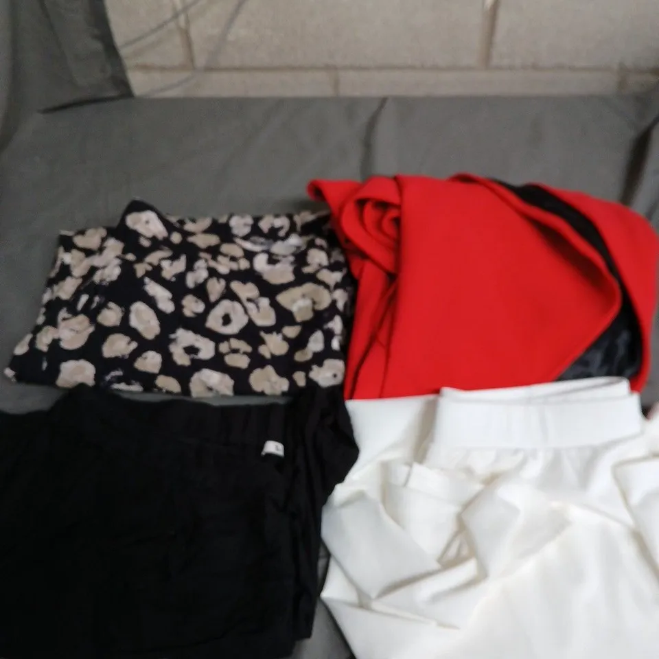 APPROXIMATELY 20 ASSORTED CLOTHING PRODUCTS IN VARIOUS STYLES & SIZES TO INCLUDE PANTS, T-SHIRTS, DRESSES ETC