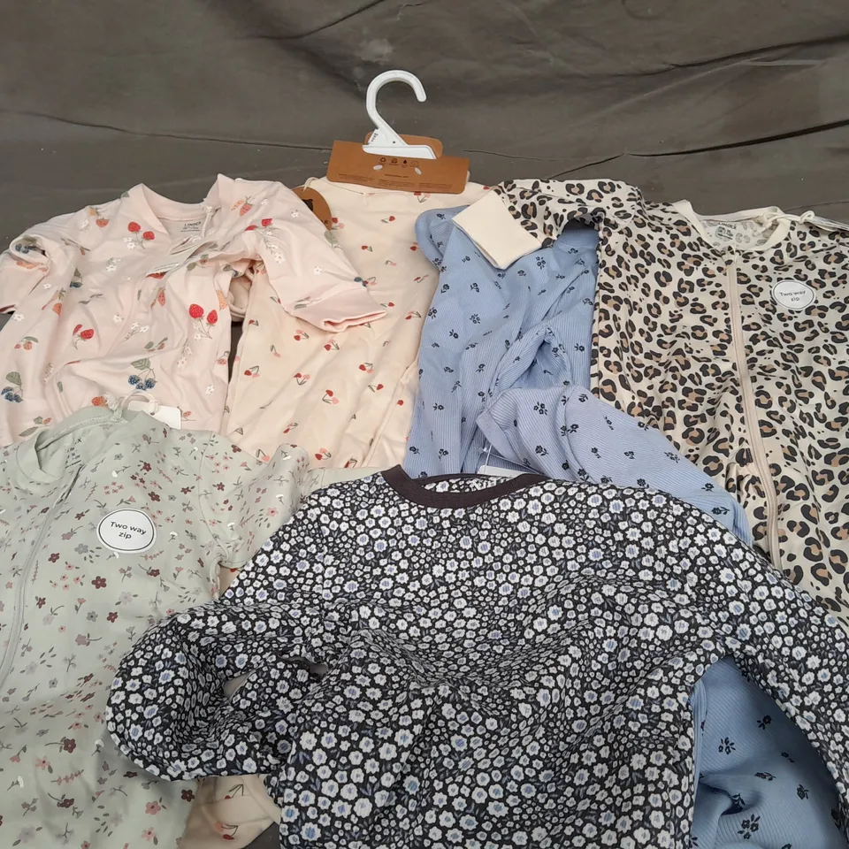 APPROXIMATELY 12 INFANT CLOTHING TO INCLUDE LEVIS, NIKE, JOHN LEWIS, PETER RABBIT IN SIZES 1-2 MONTHS, 3 MONTHS, 12-18 MONTHS 