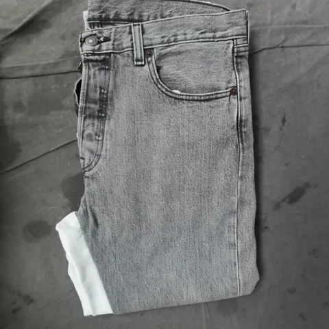 LEVIS FLARED JEANS IN GREY/WHITE SIZE 32
