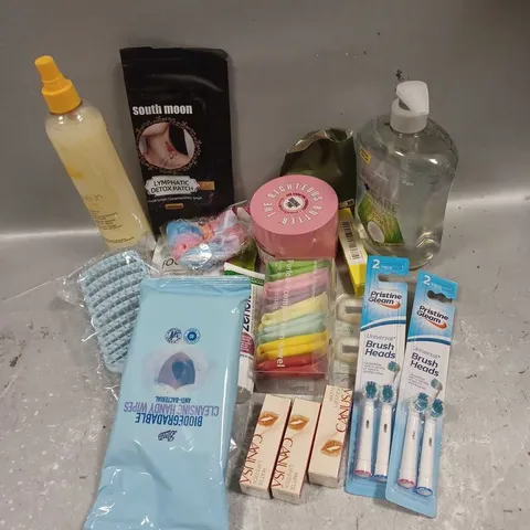 APPROXIMATELY 20 ASSORTED COSMETICS PRODUCTS TO INCLUDE - SOAP & GLORY THE RIGHTEOUS BUTTER - PRISTINE GLEAM UNIVERSAL BRUSH HEADS - MILK SHAKE LEAVE IN CONDITIONER - ETC