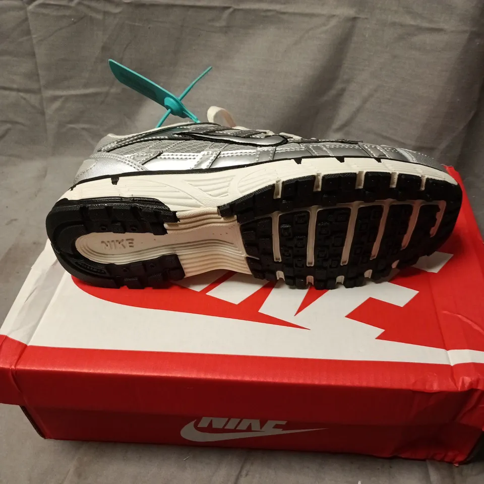 NIKE BOWERMAN SERIES RUNNING SHOES – SILVER/GREY SIZE 4.5