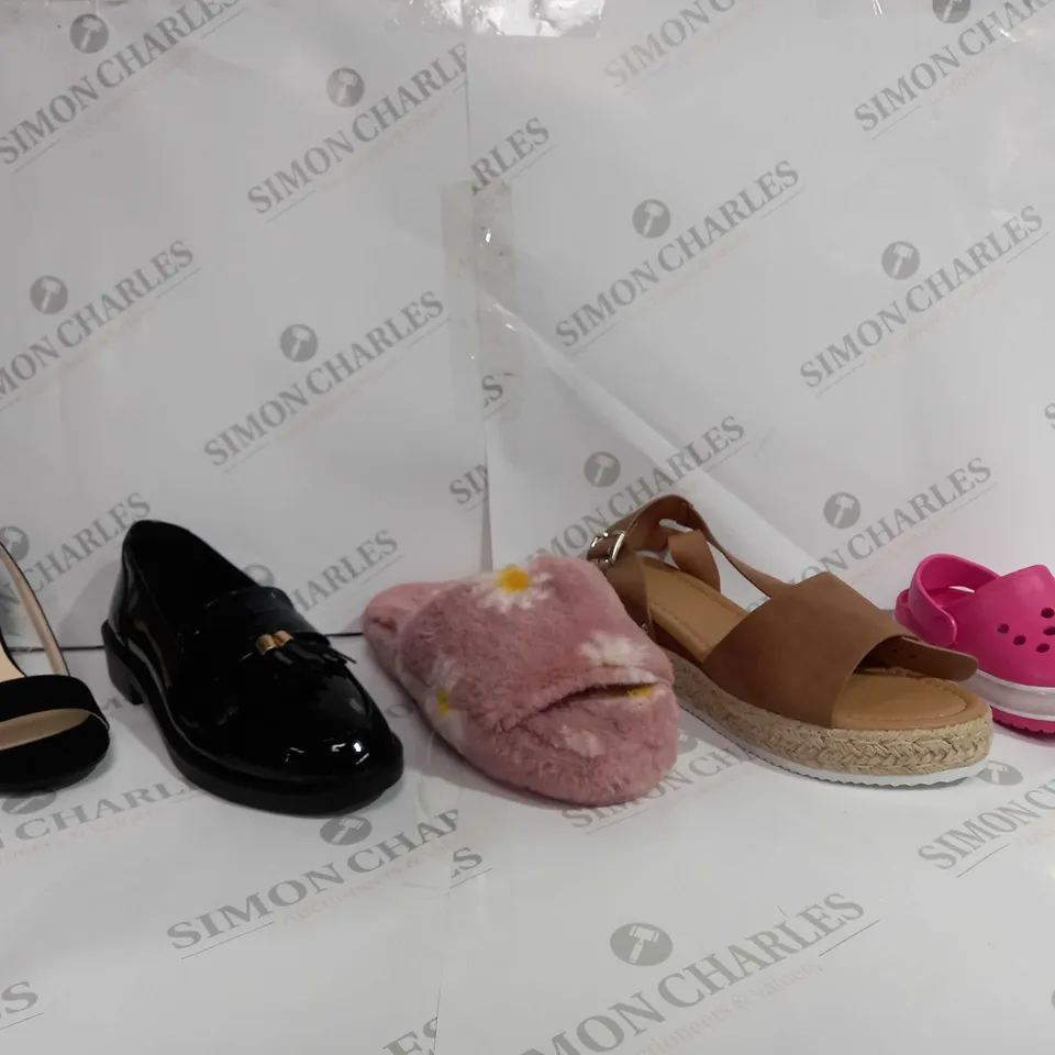 BOX OF APPROXIMATELY 25 ASSORTED SHOES TO INCLUDE - UNBRANDED OPEN TOE BLACK HEALS - TOWN & COUNTRY LIGHT UP PINK CROCS - UNBRANDED BLACK GLOSS SLIP ON SHOE ECT