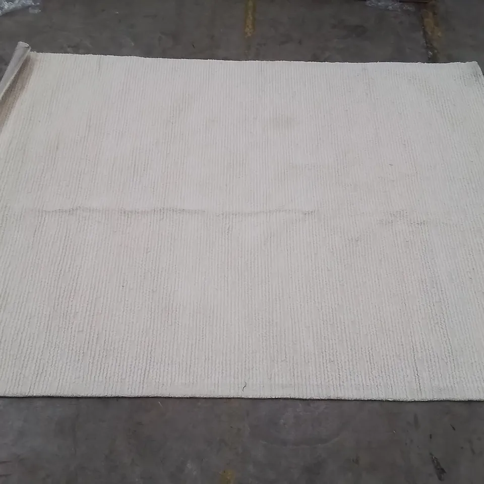 QUALITY DESIGNER AREA RUG // APPROX SIZE: 200 X 290 cm