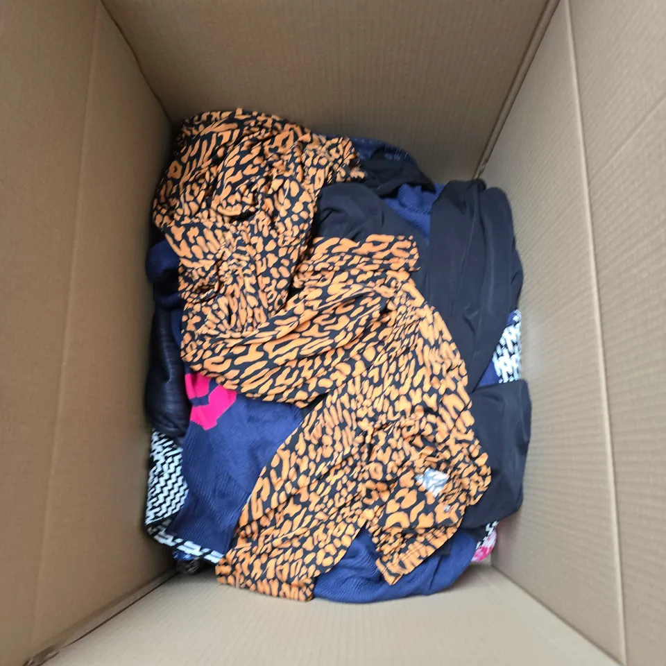 APPROXIMATELY 20 ASSORTED CLOTHING ITEMS IN VARIOUS STYLES, COLOURS AND SIZES 