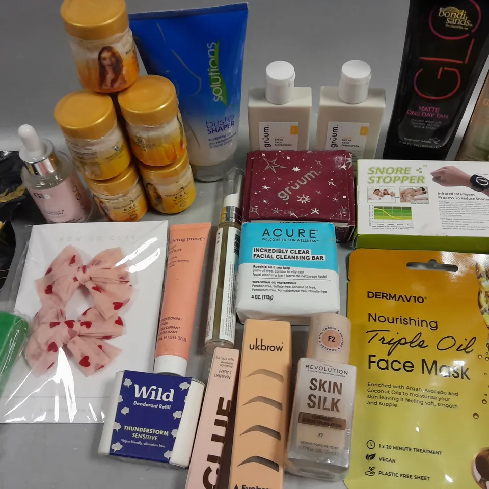 BOX OF APPROXIMATELY 15 COSMETIC ITEMS TO INCLUDE GRUUM FACE SUNSCREEN, EYELASH SERUM, NIVEA CLEANSING WIPES , ETC