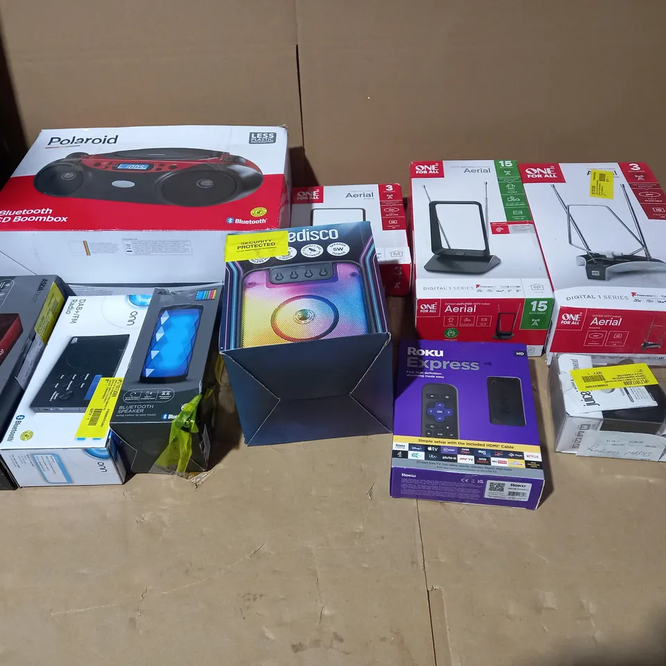 LOT OF APPROX. 10 ASSORTED TECH ITEMS TO INCLUDE TV AERIALS, BLUETOOTH SPEAKERS, ALARM CLOCK ETC