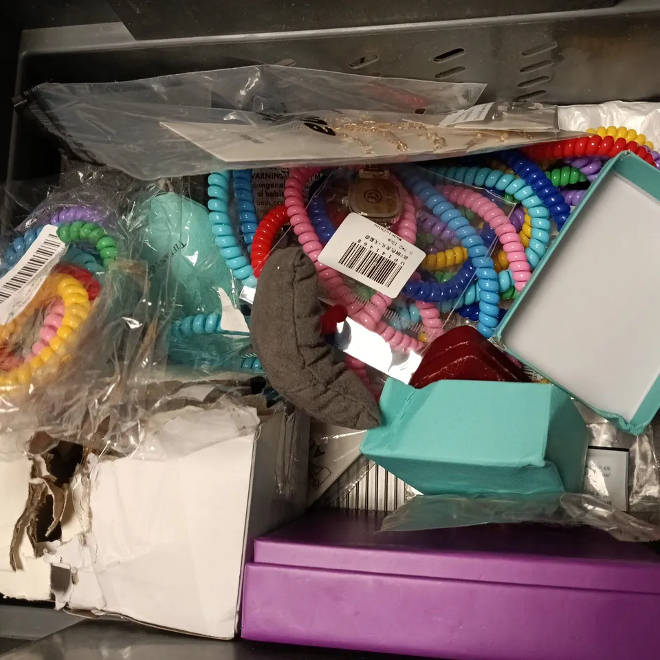 APPROXIMATELY 10 ASSORTED JEWELLERY ITEMS TO INCLUDE ZARA, DYADEMA, MINGA LONDON, ETC