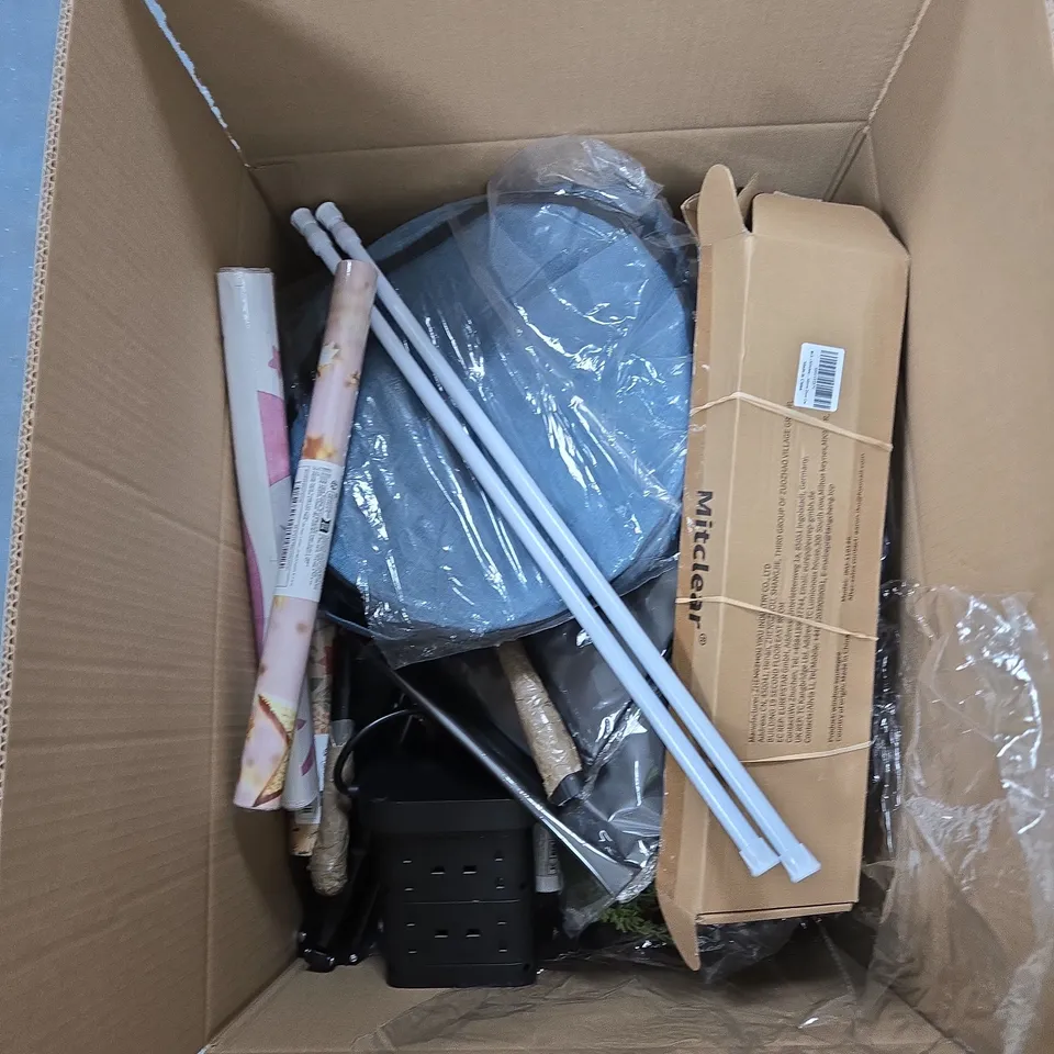 BOX OF APPROXIMATELY 15 ASSORTED ITEMS TO INCLUDE: NEWCASTLE BOTTLE AND BROWN WRAPPING PAPER