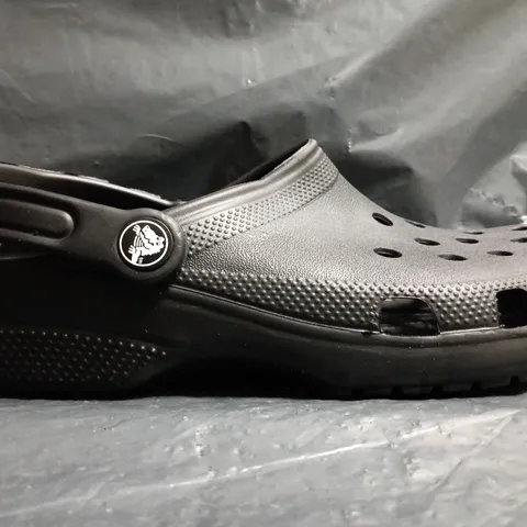 PAIR OF CROCS CLASSIC CLOGS IN BLACK SIZE UK M4/W5