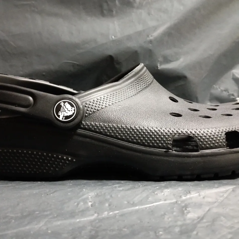 PAIR OF CROCS CLASSIC CLOGS IN BLACK SIZE UK M4/W5
