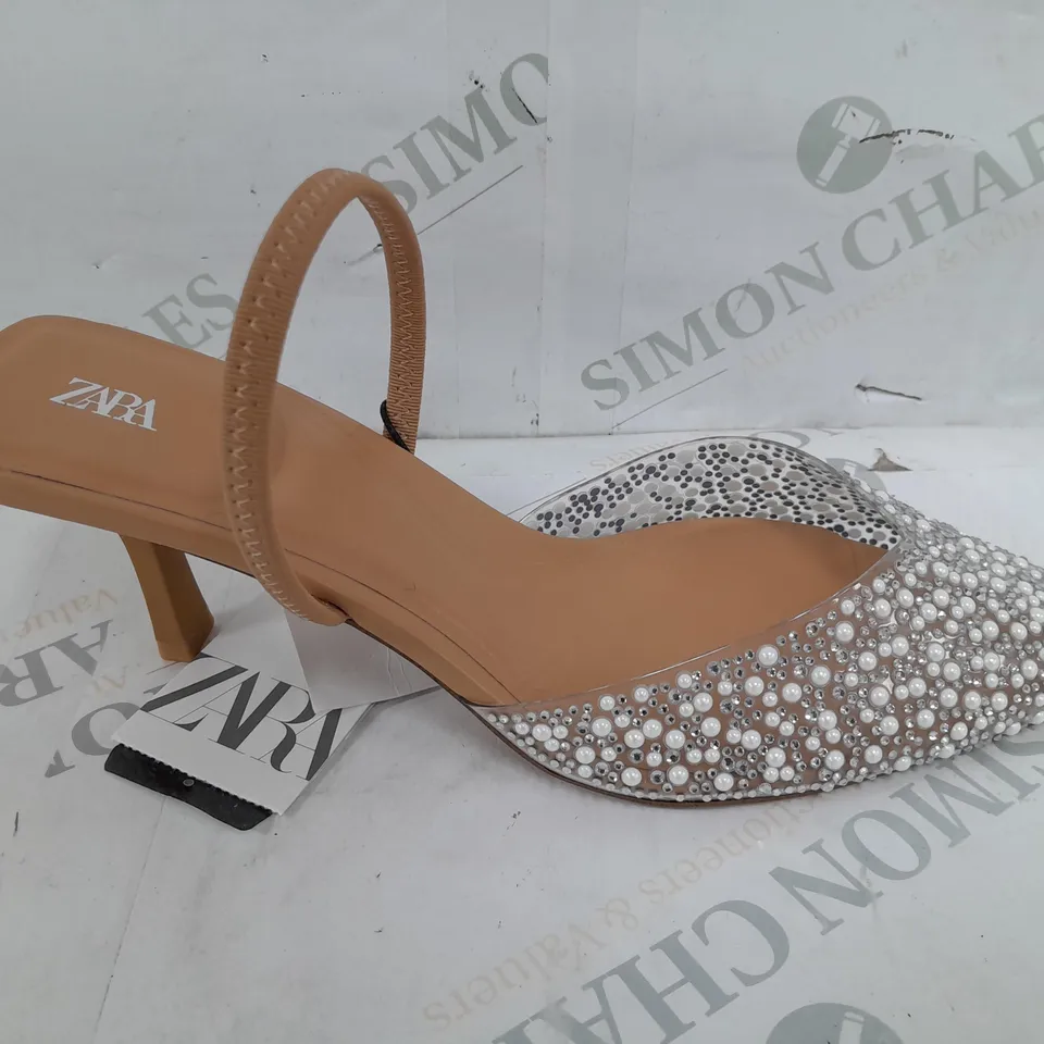 PAIR OF ZARA POINTED TOE HEELS IN BEIGE WITH WHITE/SILVER DECOR