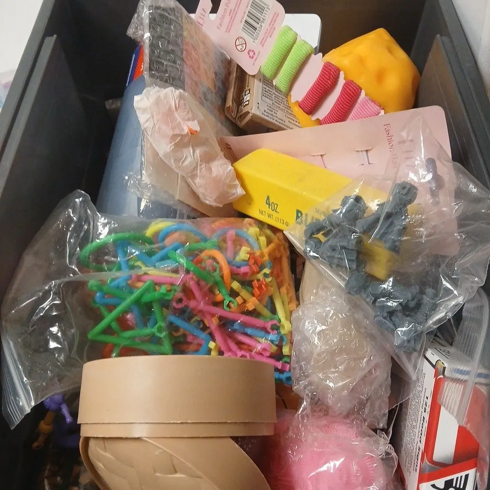 APPROXIMATELY 10 ASSORTED TOYS AND GAMES TO INCLUDE PLUSH RATTLE, BOX AGAINST OFFICE, CRAFT SET ETC