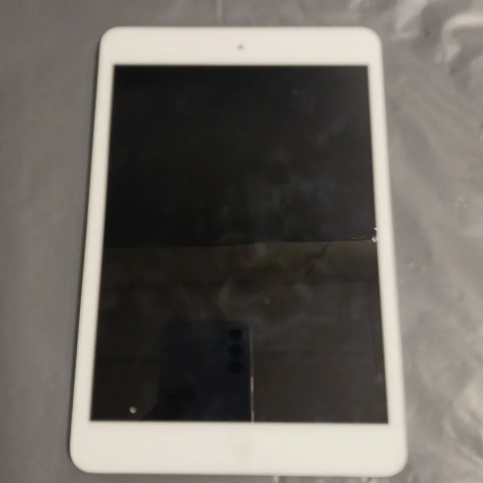 APPLE IPAD MINI 1ST GEN TABLET IN WHITE/SILVER