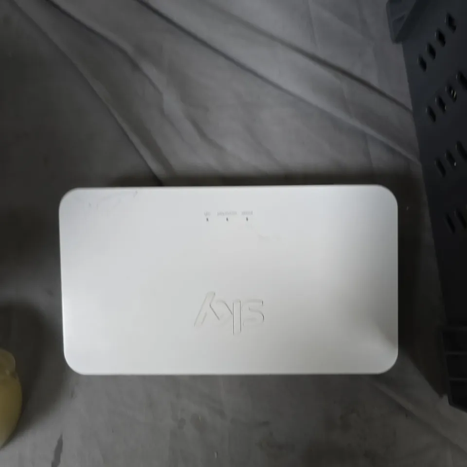 TOTE OF APPROXIMATELY 10 ASSORTED BROADBAND ITEMS TO INCLUDE: SKY ROUTER