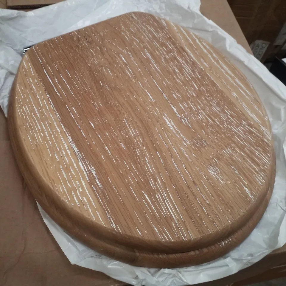 BOXED ROPER RHODES TRADITIONAL SOFT CLOSE TOILET SEAT - LINED OAK