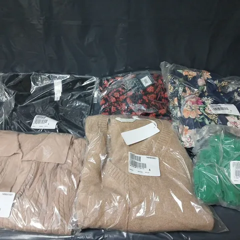 APPROXIMATELY 30 ASSORTED CLOTHING ITEMS IN VARIOUS STYLES, SIZES & COLOURS TO INCLUDE DRESSES, JUMPERS. TANK TOP, ETC