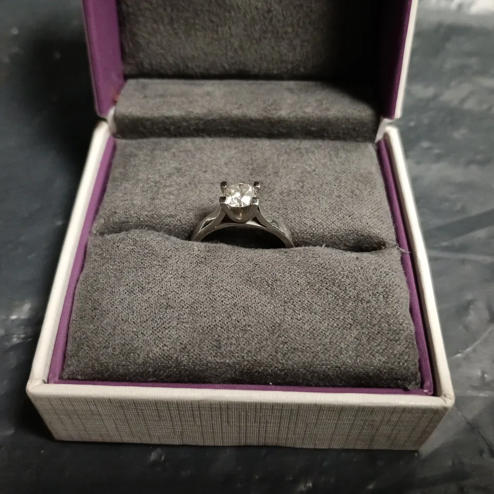 BEAVERBROOKS DIAMOND SOLITAIRE RING IN PRESENTATION BOX (WHITE METAL)