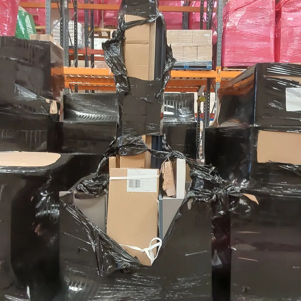 PALLET CONTAINING A LARGE QUANTITY OF BATHROOM FURNITURE PARTS INCLUDING: BATHROOM PANELS ECT