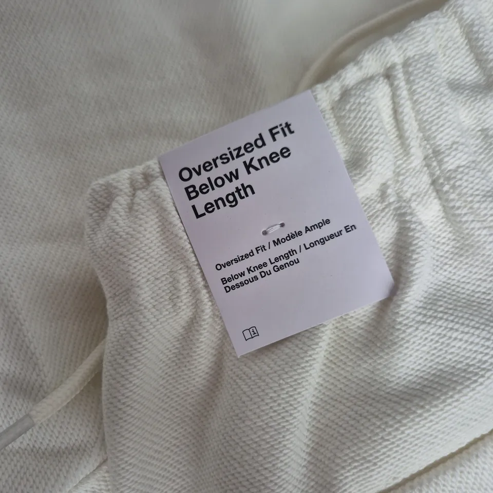 NIKE OVERSIZED FIT SHORTS, WHITE, BELOW KNEE LENGTH – UK SIZE L