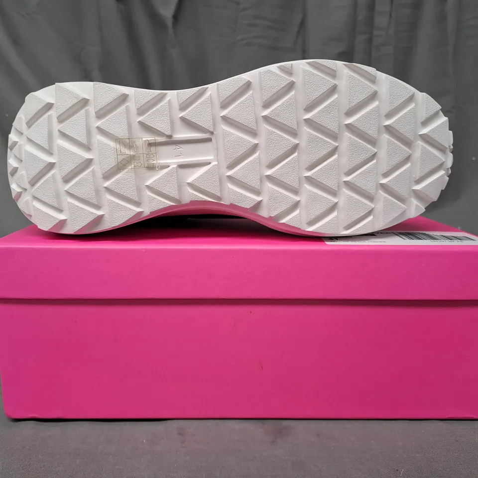 BOXED PAIR OF DANNII MINOGUE LATTE LOVERS TRAINER IN BLACK SIZE 8