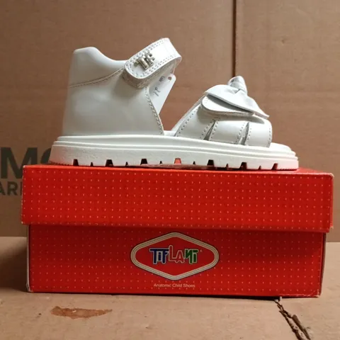 BOXED PAIR OF TIFLANI KID'S OPEN TOE SANDALS IN WHITE SIZE EU 25