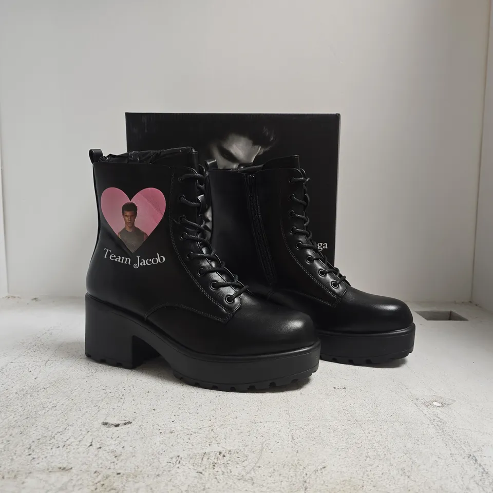 BOXED PAIR OF KOI TWILIGHT SAGA JACOB MILITARY BOOTS IN BLACK SIZE 9