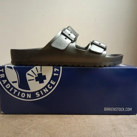 BOXED PAIR OF BIRKENSTOCK ARIZONA OPEN TOE SANDALS IN ANTHRACITE SIZE UK 8