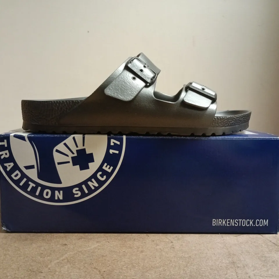 BOXED PAIR OF BIRKENSTOCK ARIZONA OPEN TOE SANDALS IN ANTHRACITE SIZE UK 8
